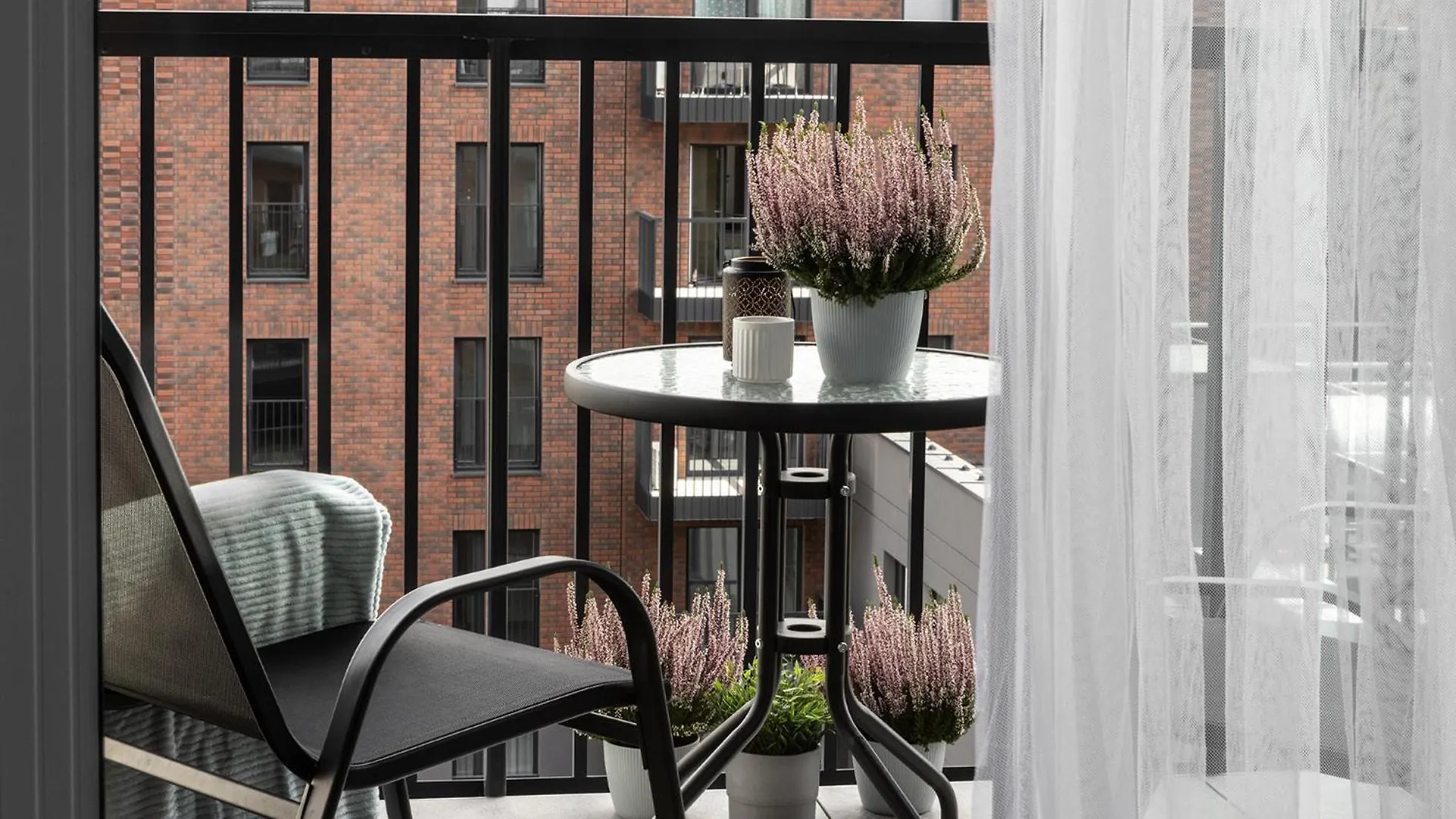 New #Madalinskiego57 - City Center, New Bulding, 2 Bedrooms, 2X Double Beds And A Fold-Out Sofa, Separate Kitchen, Air Conditioning, Balcony, Underground Parking, Self Check In 24H, Internet, Netflix, Coffee Machine, Washing Machine,1 Km To The Railw Wroclaw Apartment