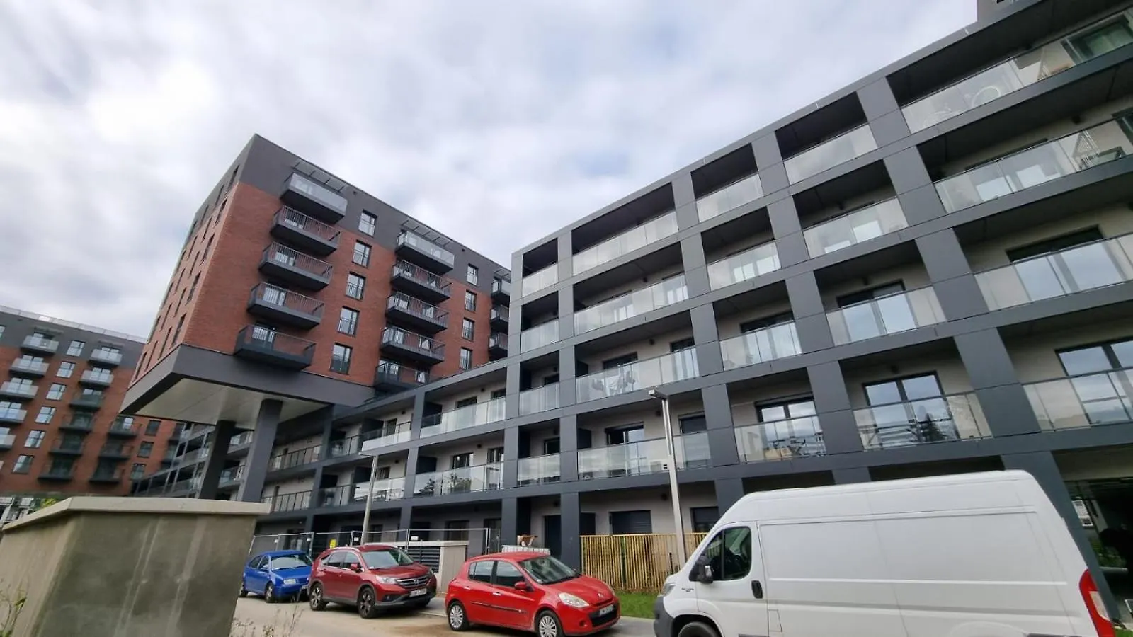 New #Madalinskiego57 - City Center, New Bulding, 2 Bedrooms, 2X Double Beds And A Fold-Out Sofa, Separate Kitchen, Air Conditioning, Balcony, Underground Parking, Self Check In 24H, Internet, Netflix, Coffee Machine, Washing Machine,1 Km To The Railw Wrocław Apartament